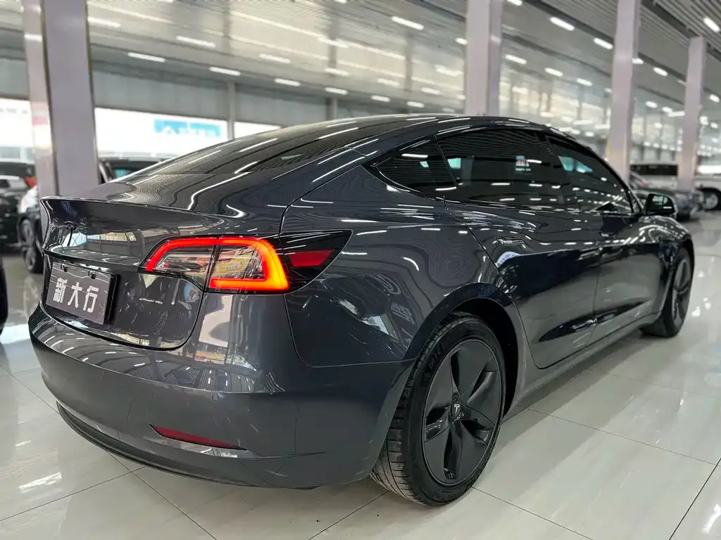 Tesla Model 3 — фото 9