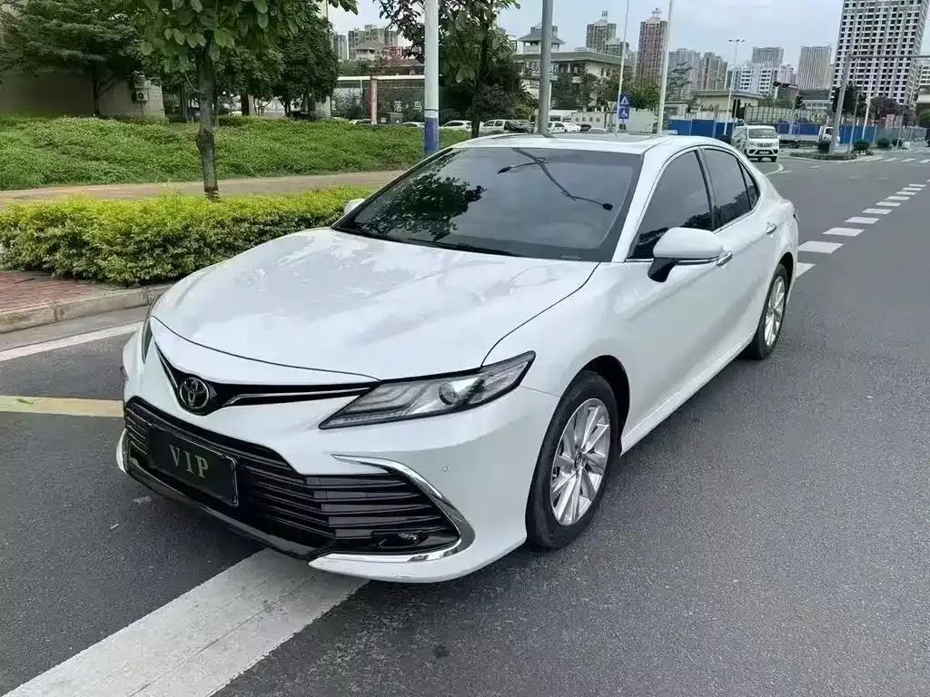 Toyota Camry — фото 1