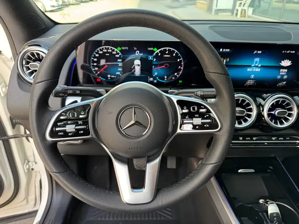 Mercedes-Benz GLB — фото 10