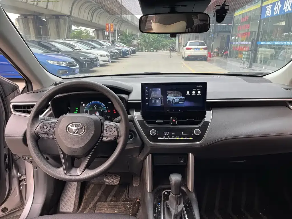 Toyota Corolla Cross — фото 10