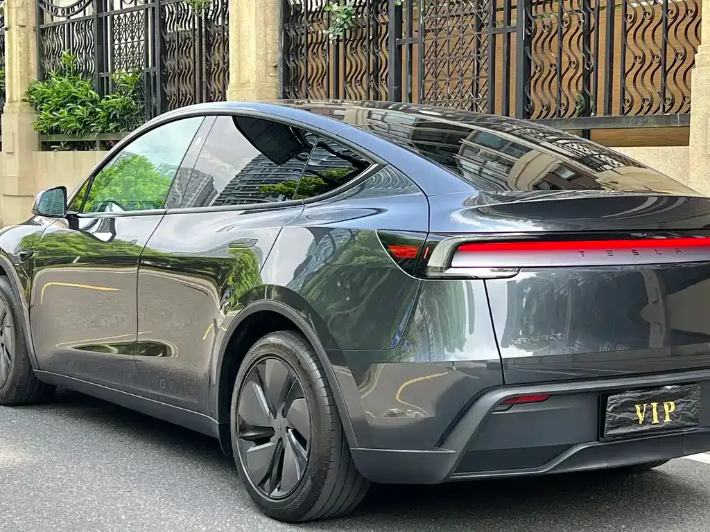 Tesla Model Y — фото 7