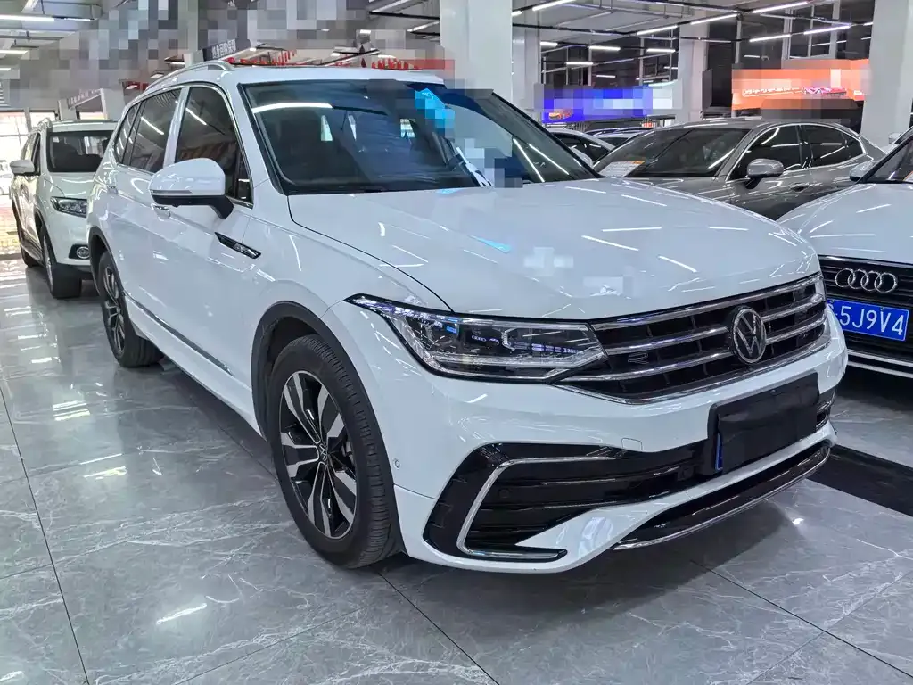 Volkswagen Tiguan L — фото 10