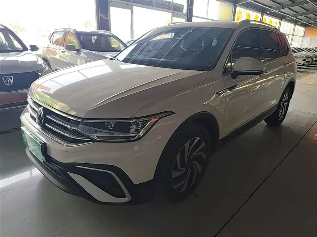 Volkswagen Tiguan L — фото 10
