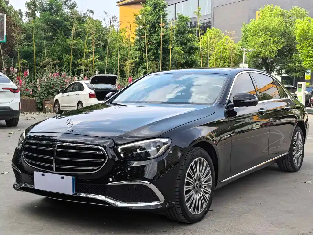 Mercedes-Benz E-Class — фото 1