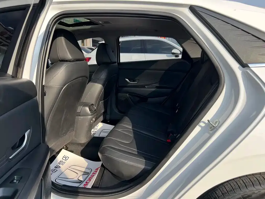 Hyundai Elantra — фото 2