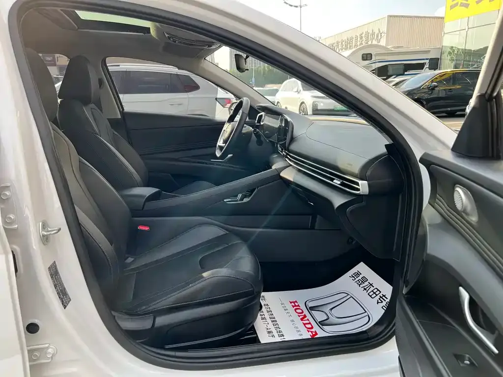 Hyundai Elantra — фото 3