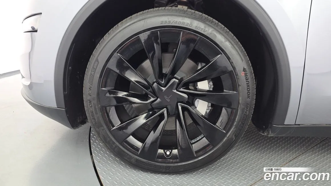 Tesla Model Y — фото 10