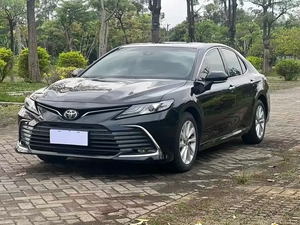 Toyota Camry — фото 1