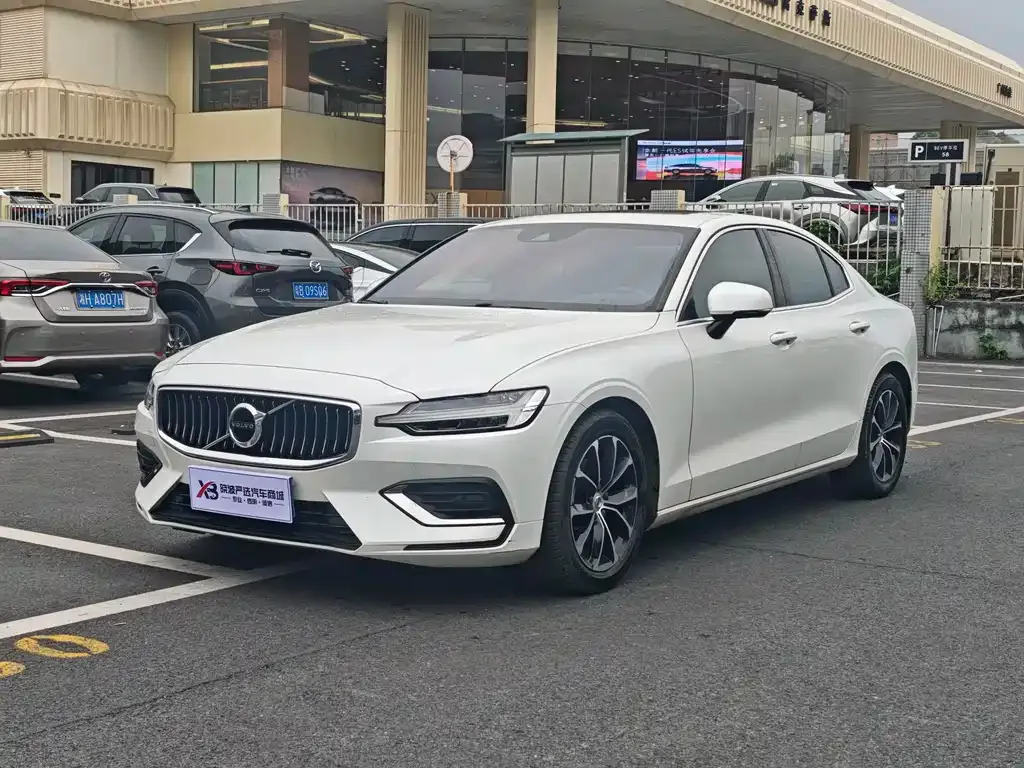 Volvo S60 — фото 1