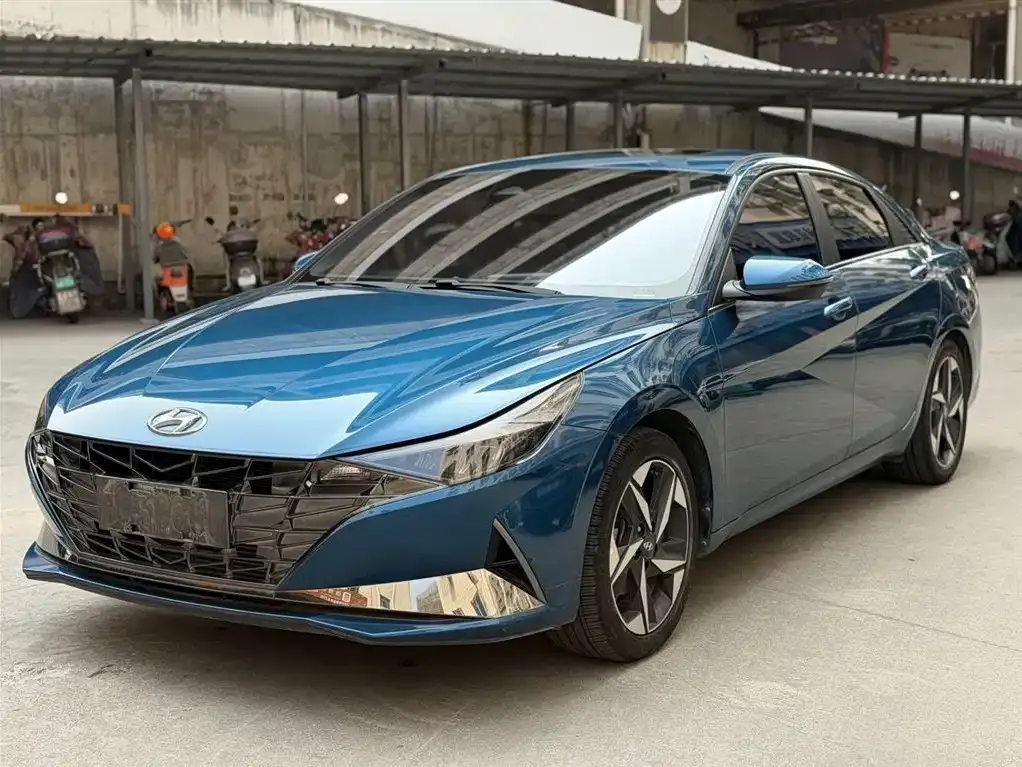 Hyundai Elantra — фото 1