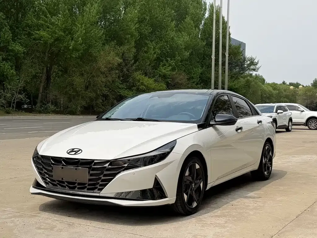 Hyundai Elantra — фото 1