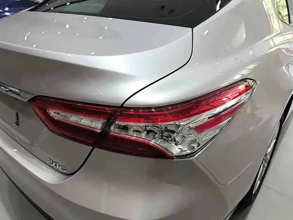 Toyota Camry — фото 2