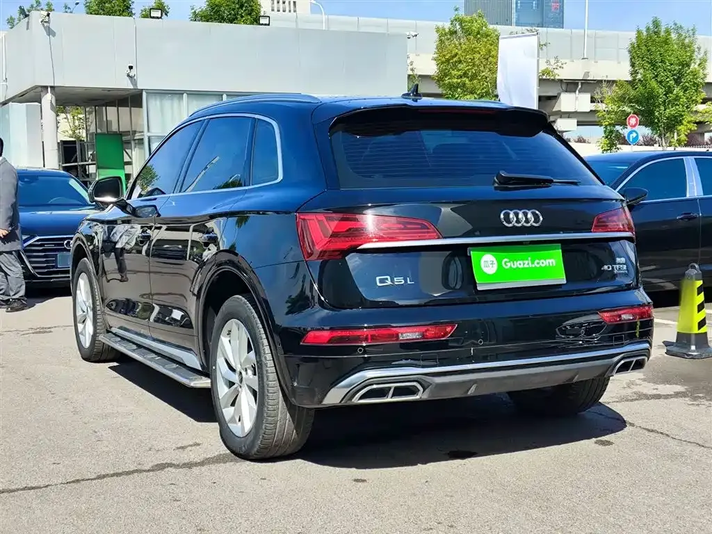 Audi Q5L — фото 10