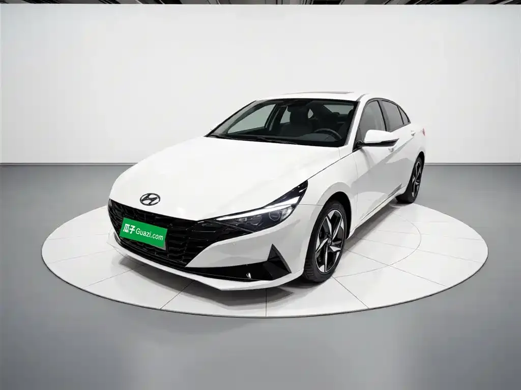 Hyundai Elantra — фото 1