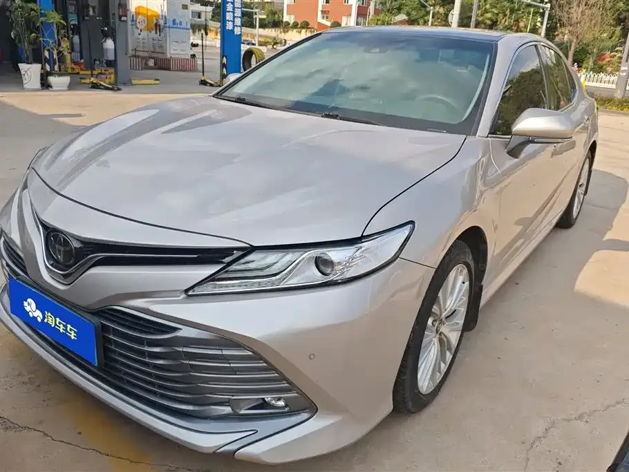 Toyota Camry — фото 1