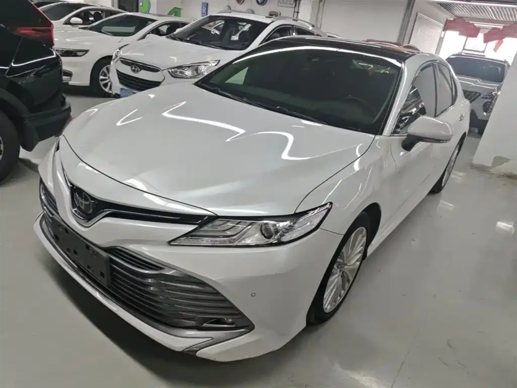 Toyota Camry — фото 1