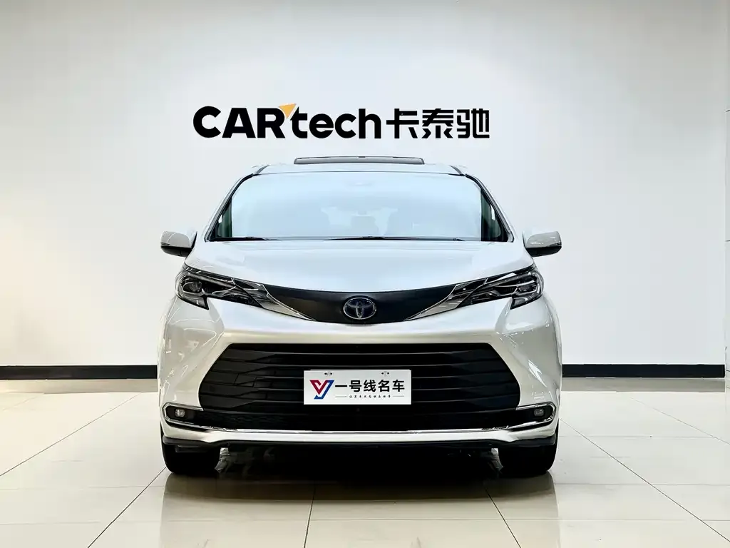Toyota Sienna — фото 1