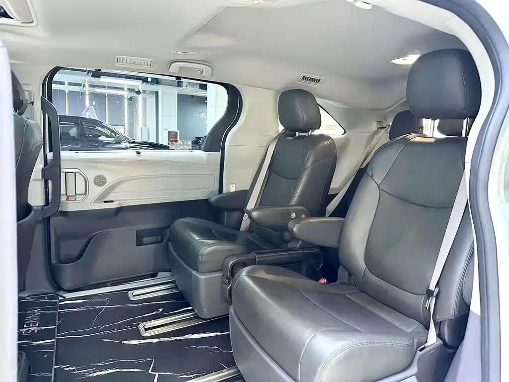 Toyota Sienna — фото 4