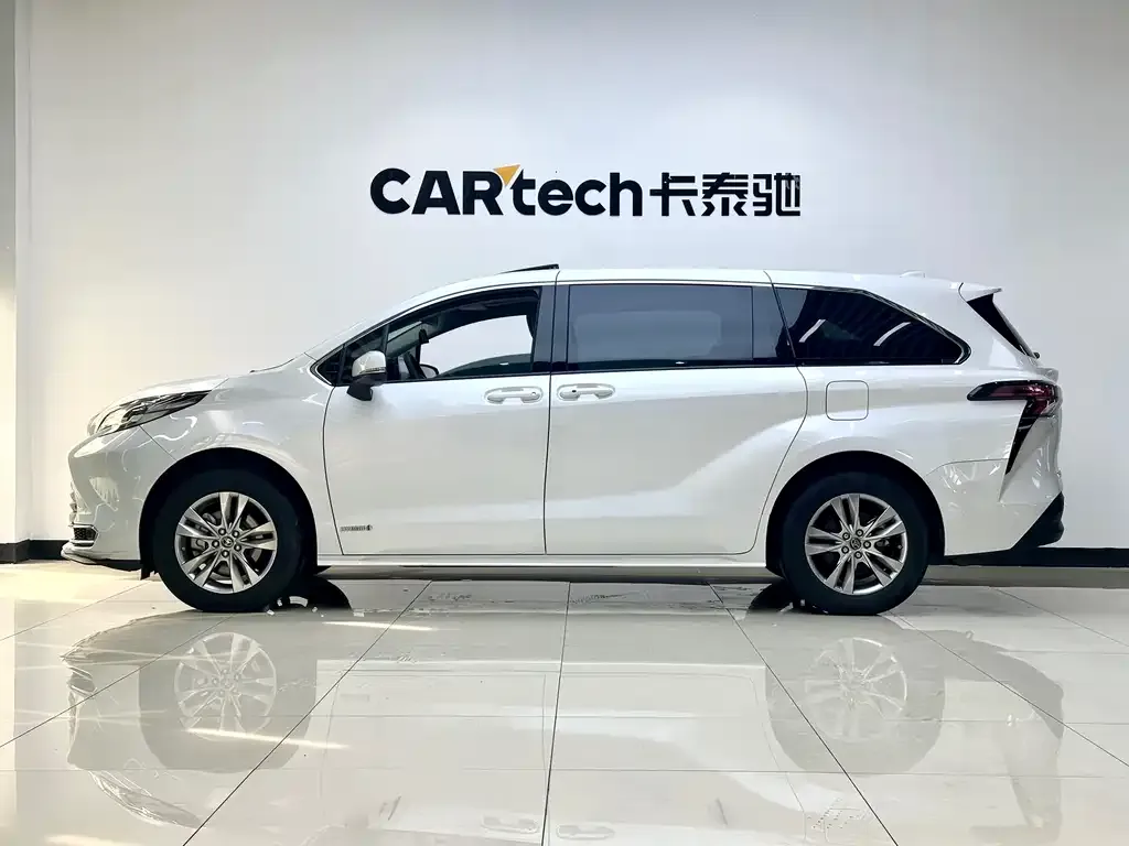 Toyota Sienna — фото 2