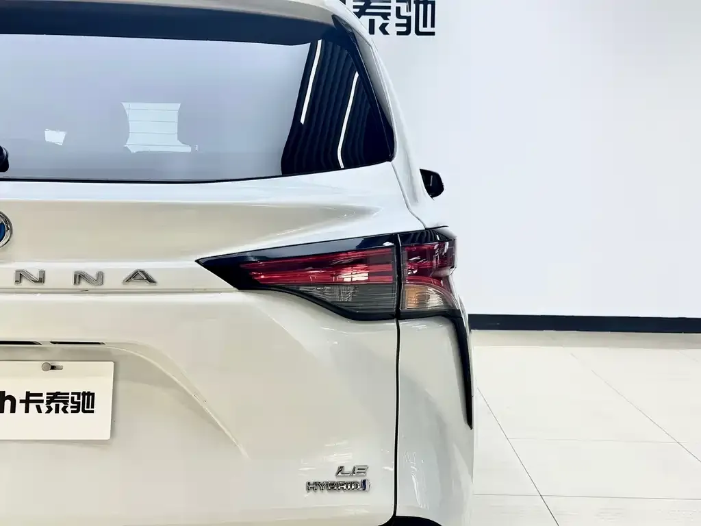 Toyota Sienna — фото 3