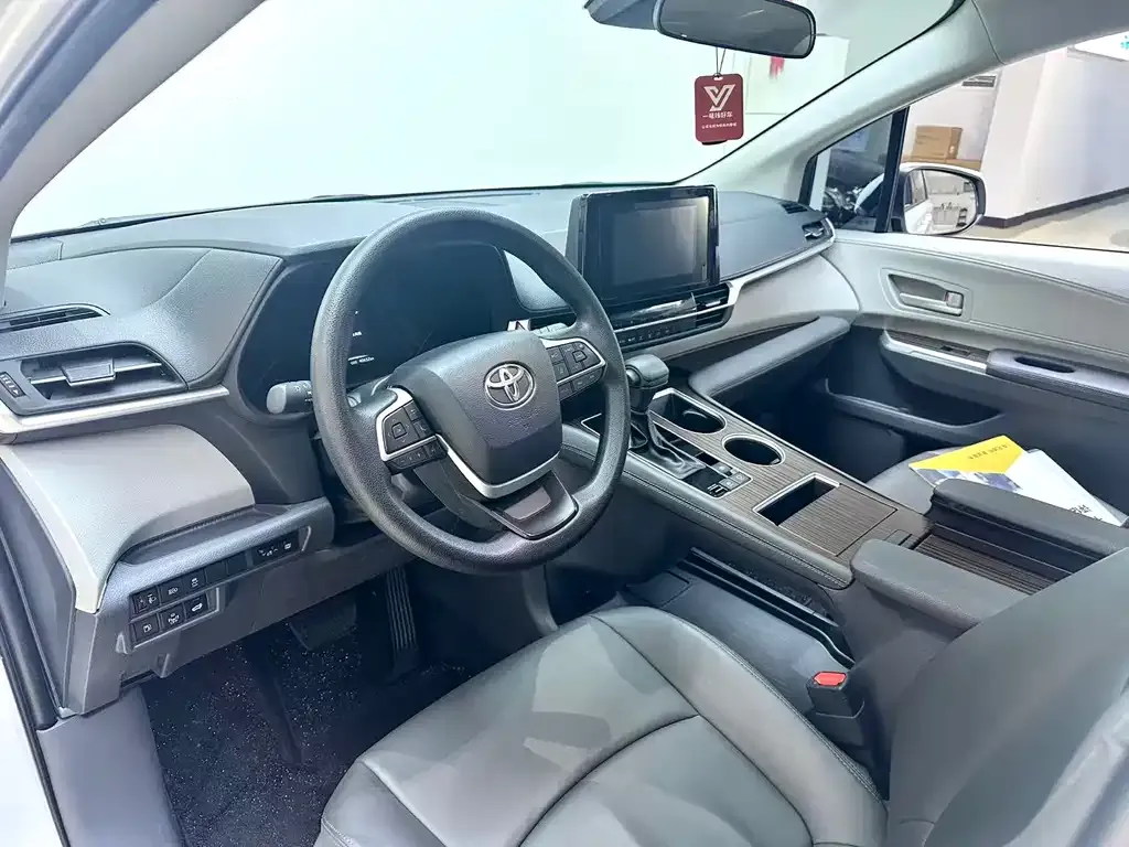 Toyota Sienna — фото 10