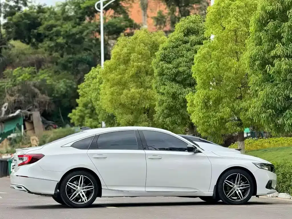 Honda Accord — фото 9