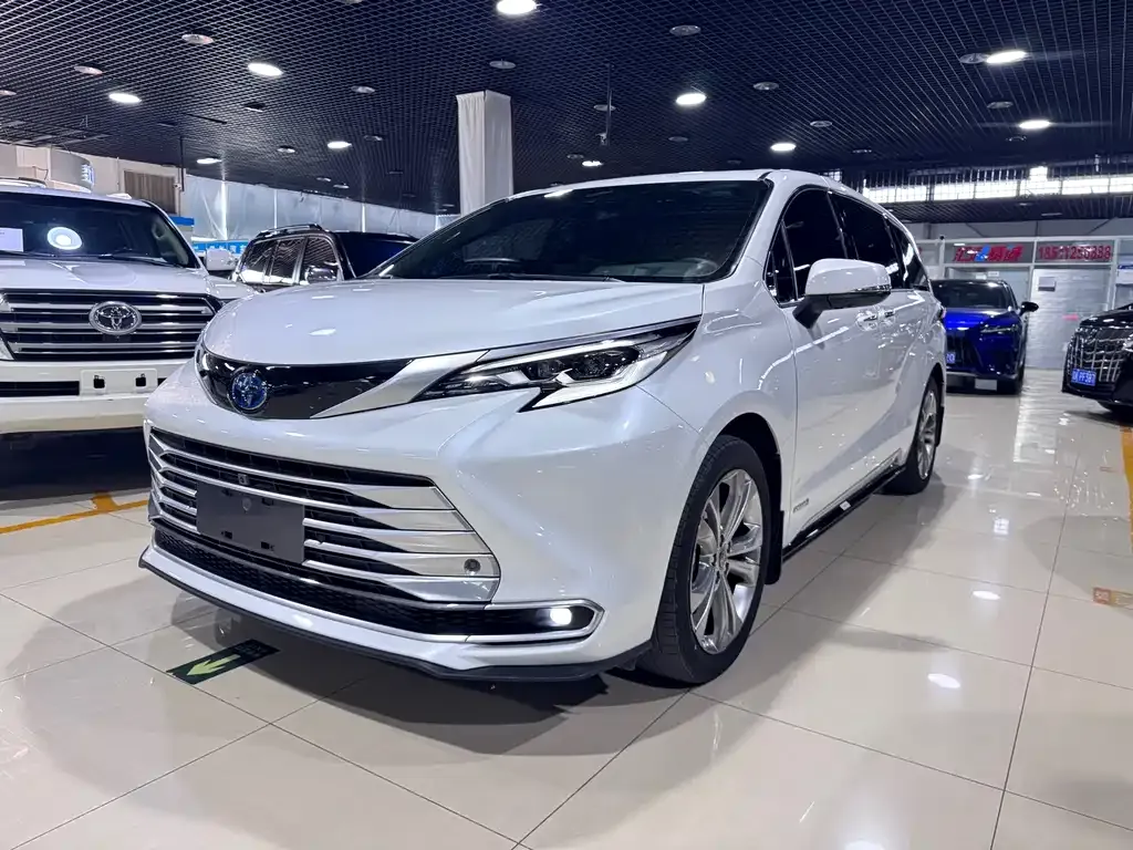 Toyota Sienna — фото 1