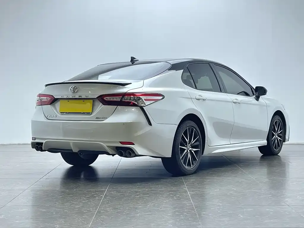 Toyota Camry — фото 9