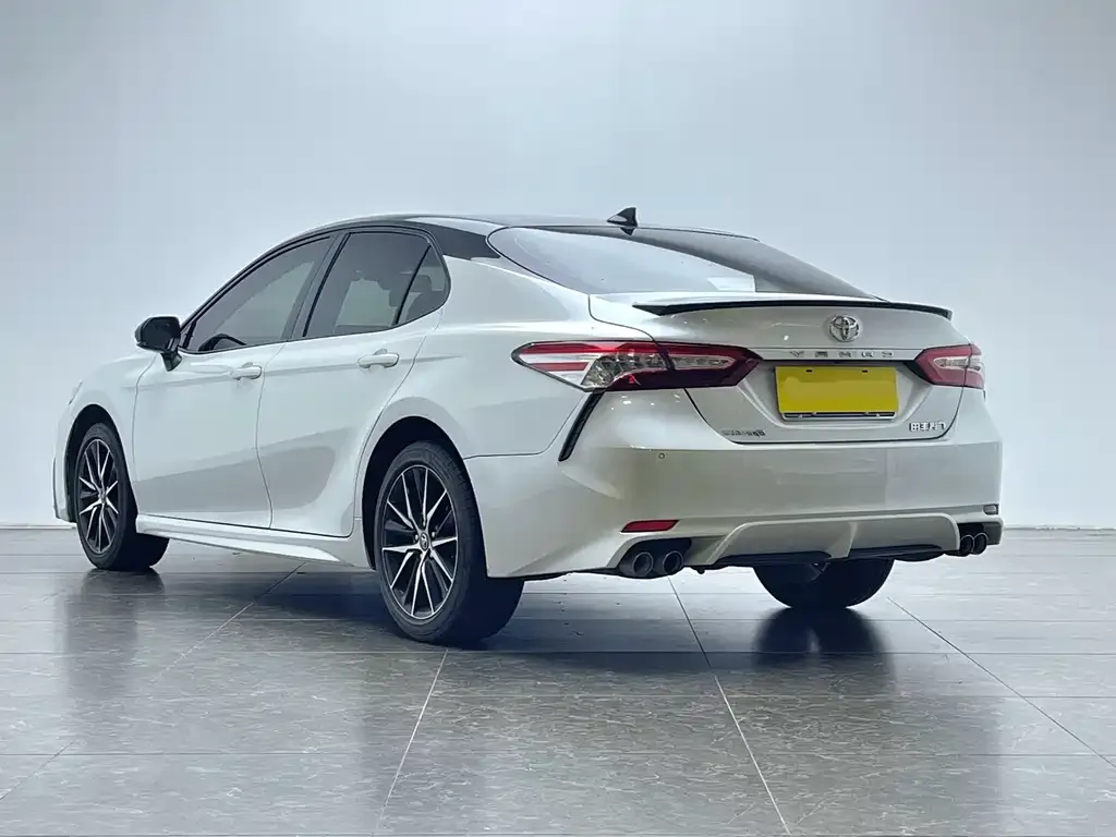 Toyota Camry — фото 10