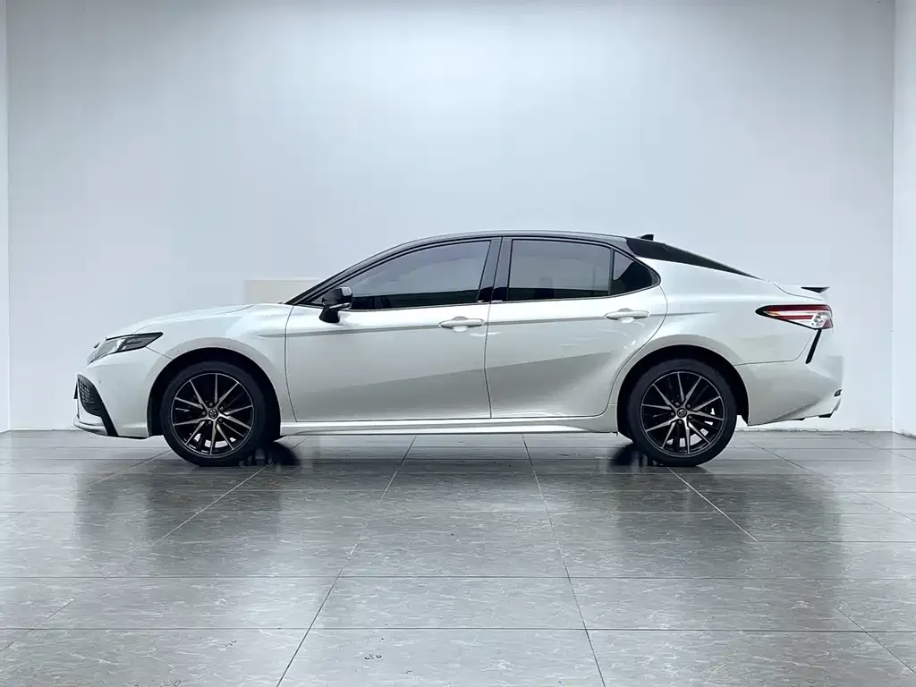 Toyota Camry — фото 7