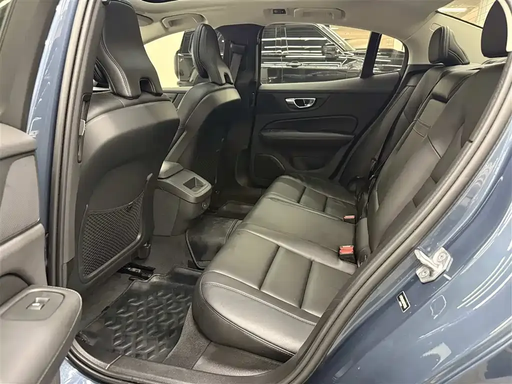 Volvo S60 — фото 10