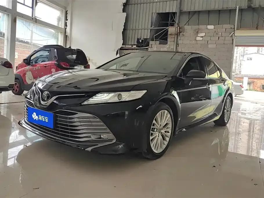 Toyota Camry — фото 1