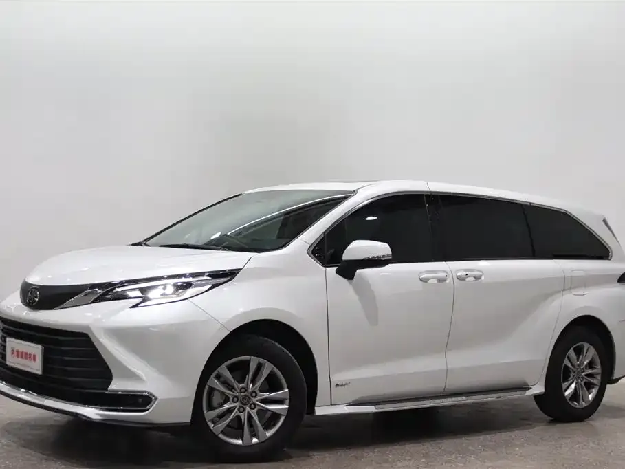 Toyota Sienna — фото 1