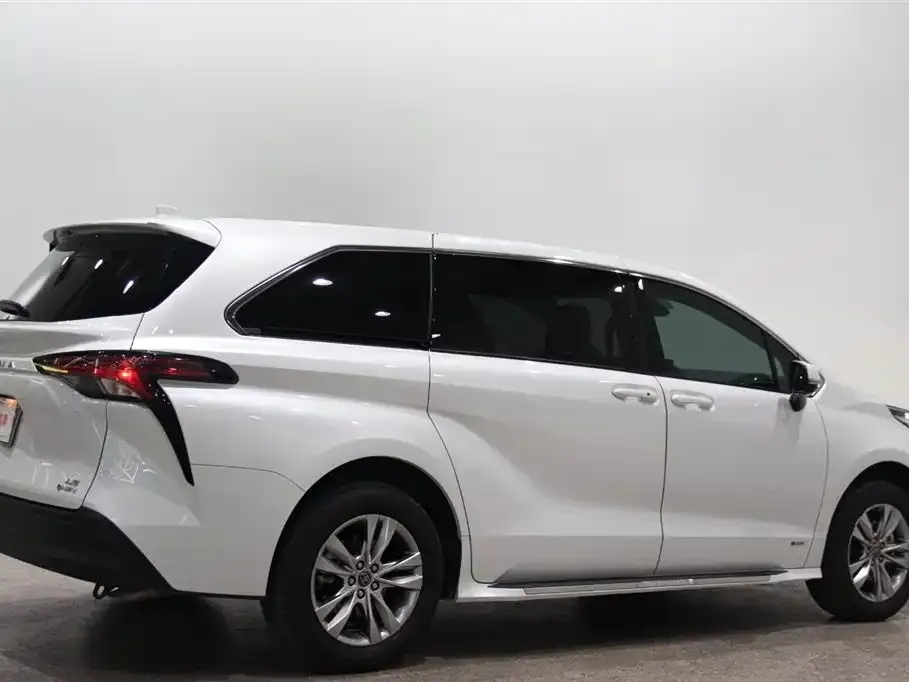 Toyota Sienna — фото 10