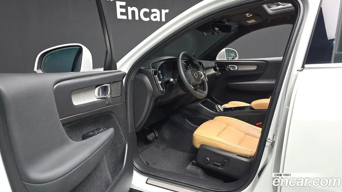 Volvo XC40 — фото 10