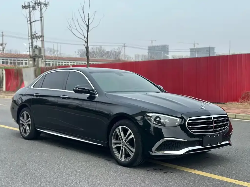 Mercedes-Benz E-Class — фото 1