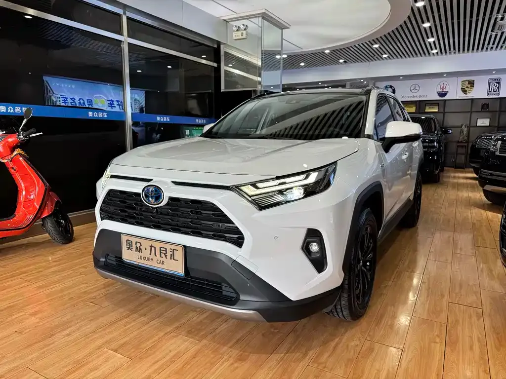 Toyota RAV4 — фото 1