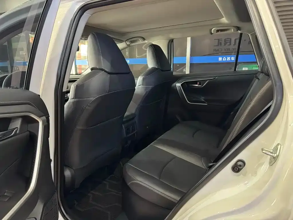 Toyota RAV4 — фото 5