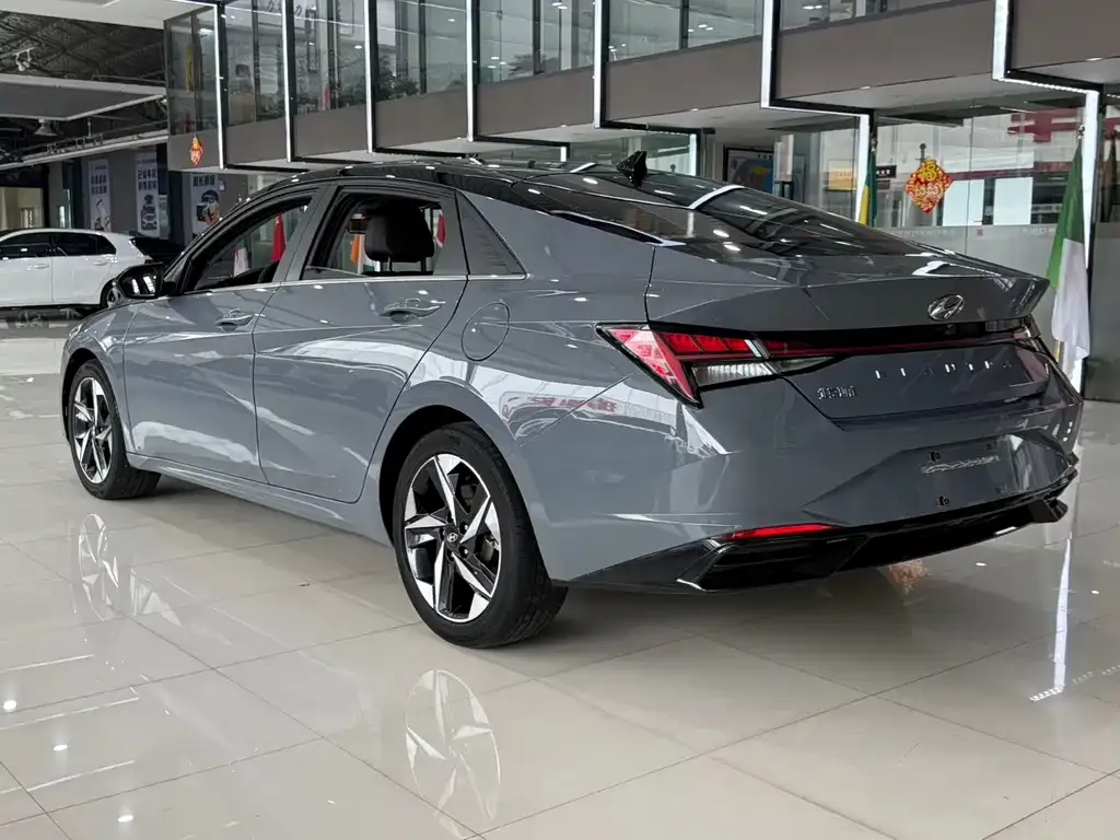 Hyundai Elantra — фото 10