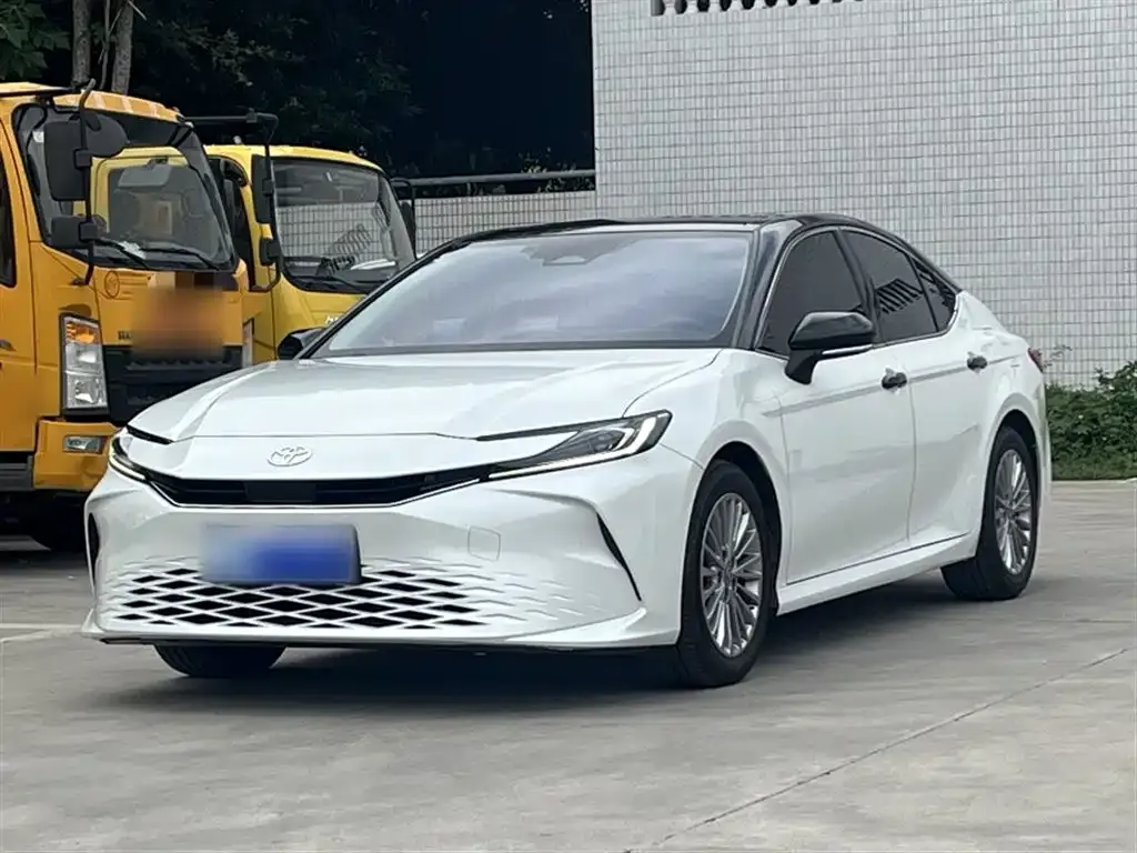Toyota Camry — фото 5