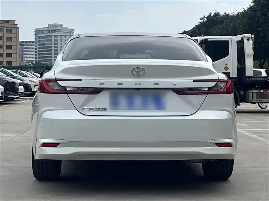 Toyota Camry — фото 2