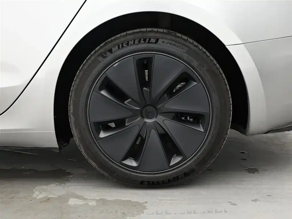 Tesla Model 3 — фото 4