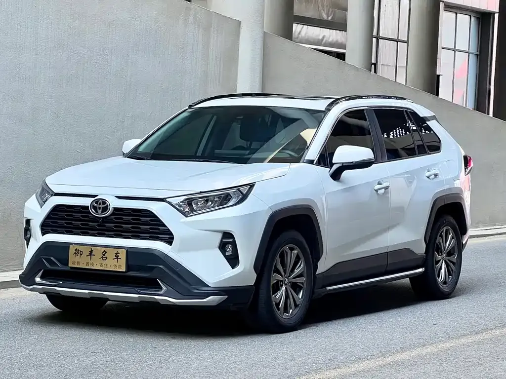 Toyota RAV4 — фото 1