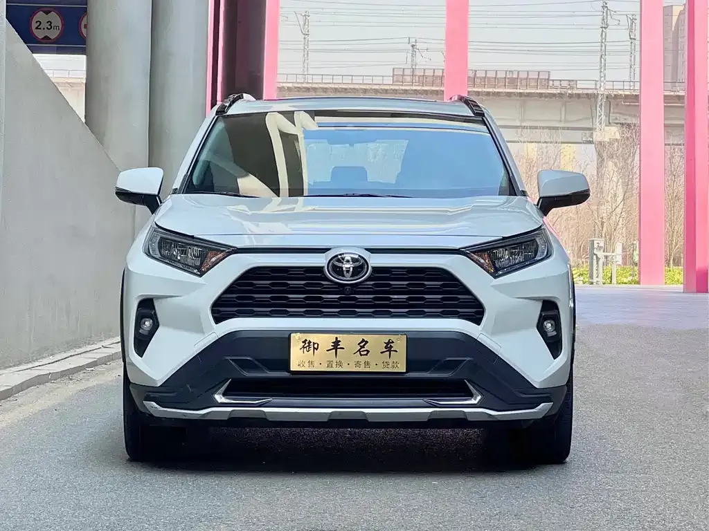 Toyota RAV4 — фото 7