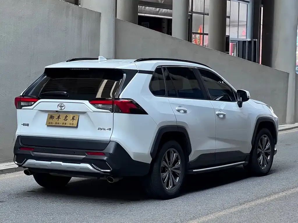 Toyota RAV4 — фото 9