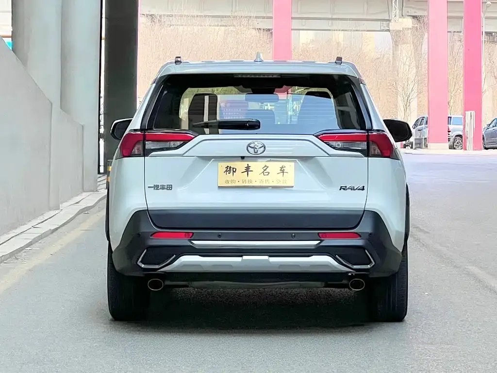 Toyota RAV4 — фото 8