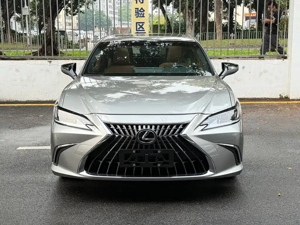 Lexus ES — фото 1