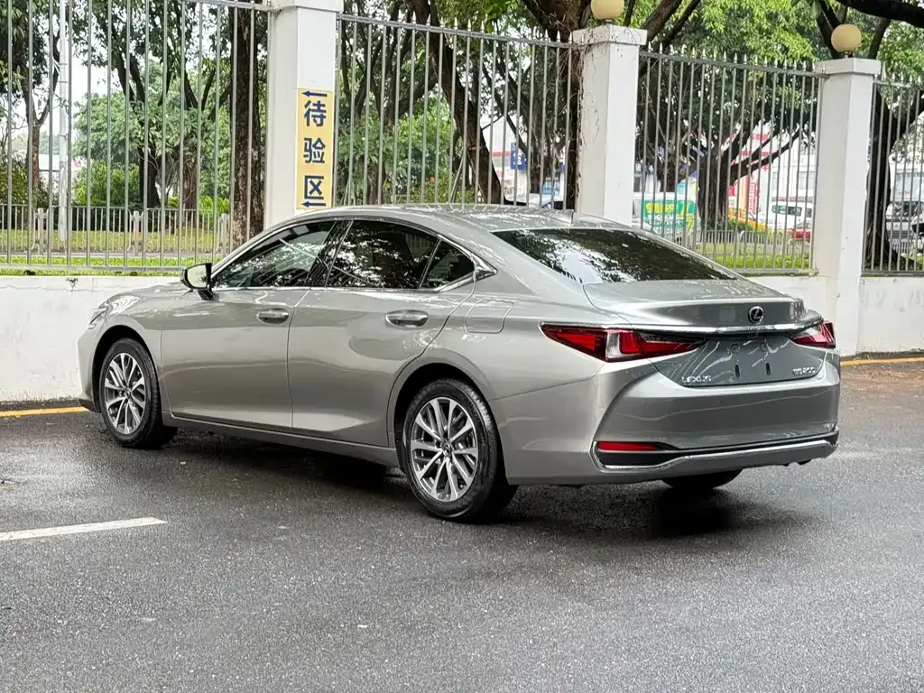 Lexus ES — фото 8