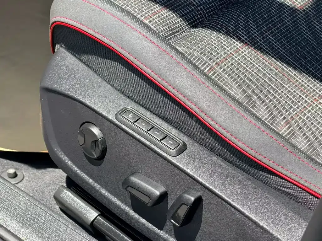 Volkswagen Golf GTI — фото 9