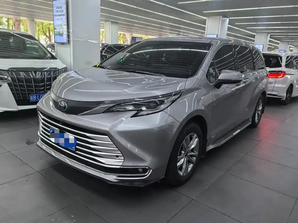 Toyota Sienna — фото 1